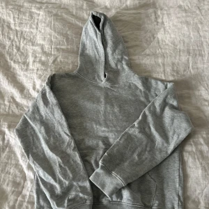 Tröjor och kläning - Säljer en grå hoodie i storlek 170. En beige klänning i storlek 34. En svart spets tröja i storlek L. En vit T-shirt i storlek M och till sist en hoodie utan luva i storlek S. säljer kläderna pågrund av att jag inte använder dom. Alla kläder är nästan helt oanvända!! Priset kan diskuteras. Man kan köpa kläderna tillsammans eller kläder i styck.
