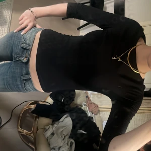 Svart tight topp från Nelly - Säljer en svart, tight topp från Nelly med trekvartsärm. Toppen har en rund halsringning och är gjord i ett stretchigt material. Andvänd ett få tal gånger! Skriv vid frågor och funderingar!