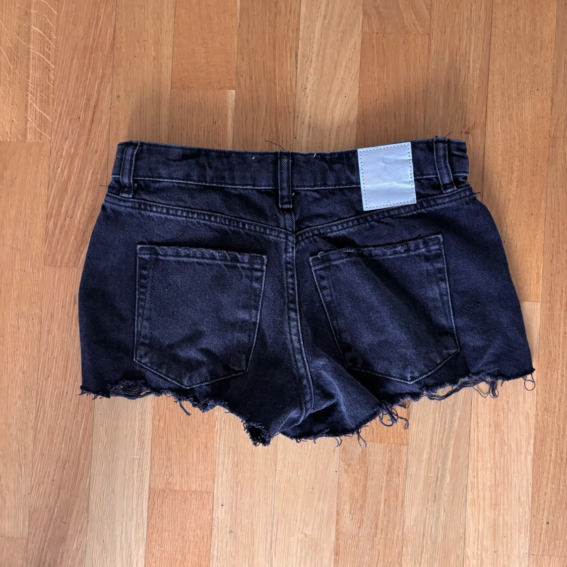 Svarta jeansshorts med fransar - 1