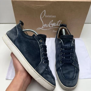  Christian Louboutin - Snygga blå sneakers från Christian Louboutin med klassisk röd sula., vid snabb affär kan priset diskuteras, bara skorna ingår! 