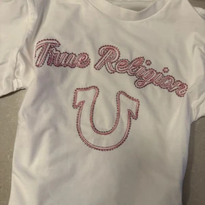 Vit t-shirt från True Religion - Vit t-shirt från True Religion, aldrig använd köpte fel storlek. Köpt för 600kr