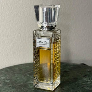 Miss Dior Eau de parfum roller - Äkta god Miss Dior parfym. Färgen har ändrats lite men lukten är den samma. 20 ml. Ca 80% i flaskan finns kvar⭐️nypris ca 600