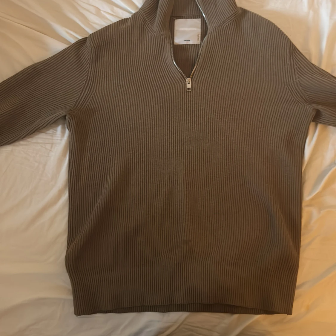 Beige ribbad tröja med halv dragkedja