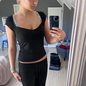 Supersöt topp från Nelly  - Supergullig populär topp från Nelly, perfekt till sommaren. Jätteskönt tunt material utan defekter😙