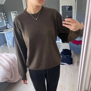 Brun stickad tröja - Mysig brun stickad tröja med rund halsringning och långa ärmar. Superskön och passar till det mesta. Inga defekter förutom lite rosa färg på ena ärmen😙