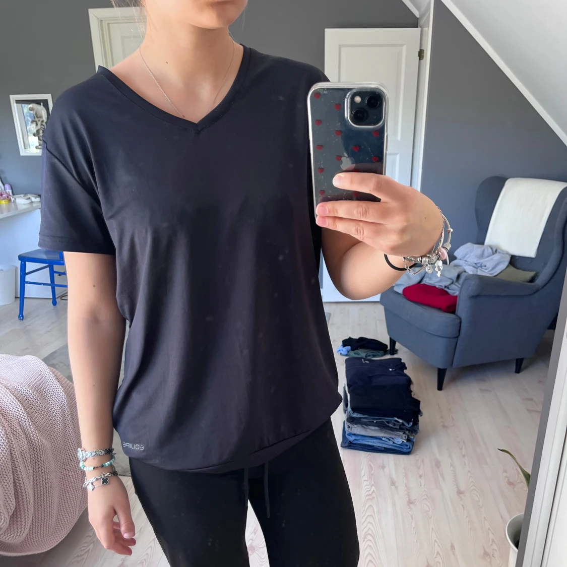 Svart tränings t-shirt med v-ringning  - 2