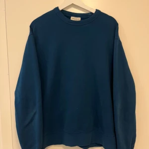 Blå sweatshirt från These glory days - En enkel och stilren blå sweatshirt från These glory days. Tröjan har rund halsringning och långa ärmar med ribbade muddar. Perfekt för en avslappnad och bekväm stil.