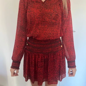 Röd mönstrad klänning från Michael Kors - Säljer en svin snygg röd och svart mönstrad klänning från Michael Kors!☺️☺️💕 vid snabb affär kan jag sänka priset!