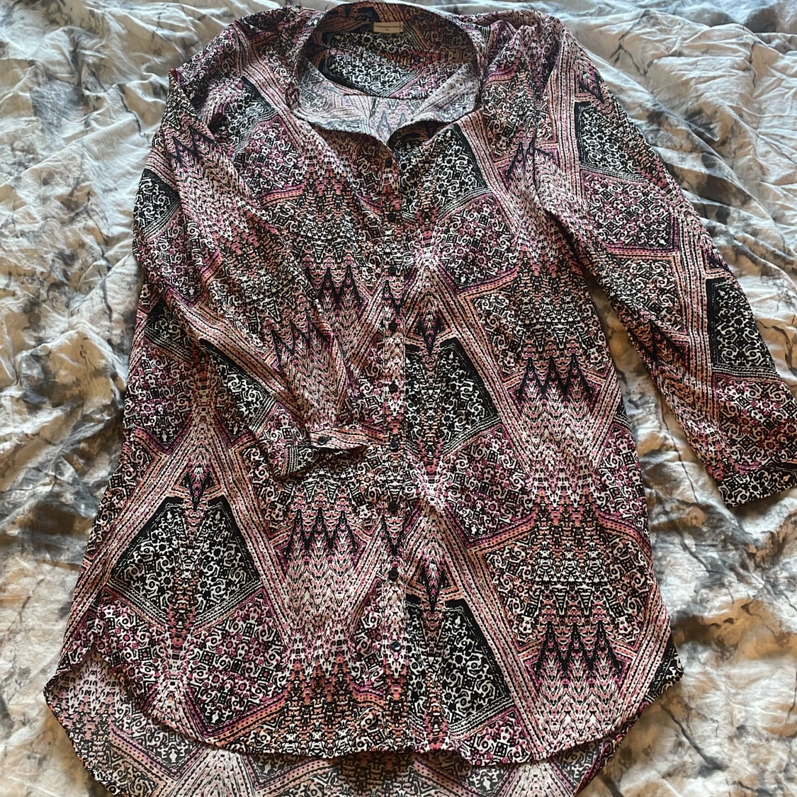 Mönstrad skjorta i svart, rött och vitt