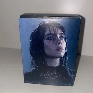 Eilish No. 2 Eau de Parfum - !Endast fotot som visas säljes, själva perfymen finns i en annan annons! Eilish No. 2 Eau de Parfum från Billie Eilish kommer i en snygg blå kartong med ett porträtt av artisten på framsidan. En 30ml flaska tillhör denna förpackning, dock är det enbart bilden som säljes då parfymen köps separat i en annan annons! !RESERVERAD!