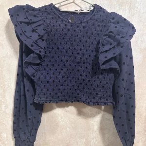 Topp med volang  - Supersöt cropped topp med volanger💙  passar xs/S