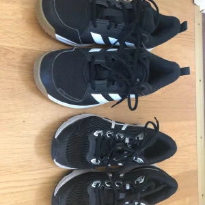 Svarta sneakers från Adidas och Asics - Två par svarta sneakers, ett från Adidas med vita ränder och ett från Asics med vita detaljer. Båda har snörning och platt sula, perfekta för träning eller vardag. Adidas har klassisk design medan Asics har sportigare mesh-överdel. 200kr för båda 100kr st. Skriv vid frågor!