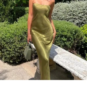 Olivgrön klänning från Revolve  - Säljer denna superfina klänningen från SNDYS x Revolve. Knappt använd, kan skicka fler bilder om det behövs 🫒 