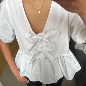 Vit blus från Carin Wester - Säljer min jättesöta vita topp med knytningar, då den aldrig kommit till användning!!💘💘