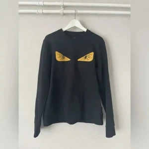 Svart sweatshirt med gula ögon - Skick- utmärkt bra, storlek - S. finns att hämta i Stockholm eller fraktar vid önskemål. 1000kr st. 3 för 2900kr. 