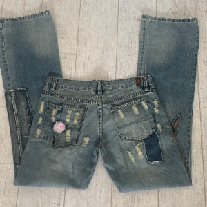 Lågmidjade bootcut jeans med glitter  - Superfina jeans med fina detaljer och paljetter. Midjemått 39 Innerbenslängd 81 cm