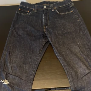 Mörkblå Levis 522 - Klassiska mörkblå Levis 522 jeans. W30 L32