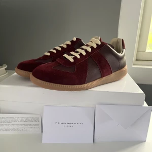 Maison Margiela skor - Säljer ett par feta gats från maison margiela. Original box tillkommer.Ni kan gärna höra av er om ni har några funderingar. 