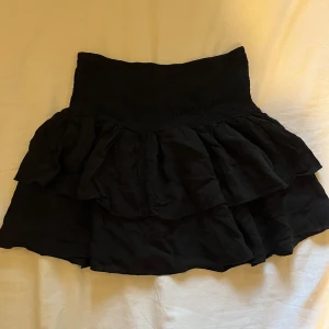 Svart volangkjol  - Söt svart volangkjol