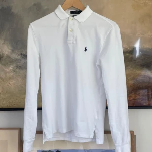 Ralph Lauren Piké  - Säljer en skitsnygg Långärmad Piké från Ralph Lauren, perfekt till sena sommakvällar | Skick: 8/10 | Mått: | Axelbredd: 44cm | Axel till Midja: 60cm | Ärmen (från axeln) 63cm | Svarar gärna på frågor privat!💯