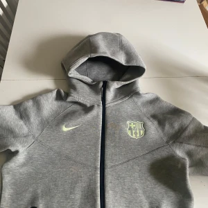 Barcelona tech fleece hoodie - Säljer denna då den ej andvänds alls (Endast ett par månader gammal och knappt använd). Köpt för 1500kr på Zalando, kvitto finns✅ Frakt sker varje dag innan 20:00 om köper sker samma dag🚚📦Tröjan är äkta✅