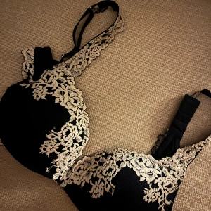 Mörkblå intimissimi bh - Säljer en mörkblå (ljuset får den att se svart ut ) intimissimi bh i 75D, fint skick. Bh:n har justerbara axelband och hakknäppning bak. Perfekt för dig som vill ha något både snyggt och bekvämt under kläderna. Modellen är gioia push up. Pris är diskuterbart