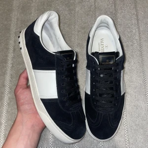 Valentino Flycrew Black (ovanliga) - Säljer dessa valentinos flycrew i färgen svart ⬛️! Självklart äkta och kvitto finns! Nypris 7000kr! Seriösa bud mottages! 41,5 fits 42,5 en nit saknas 