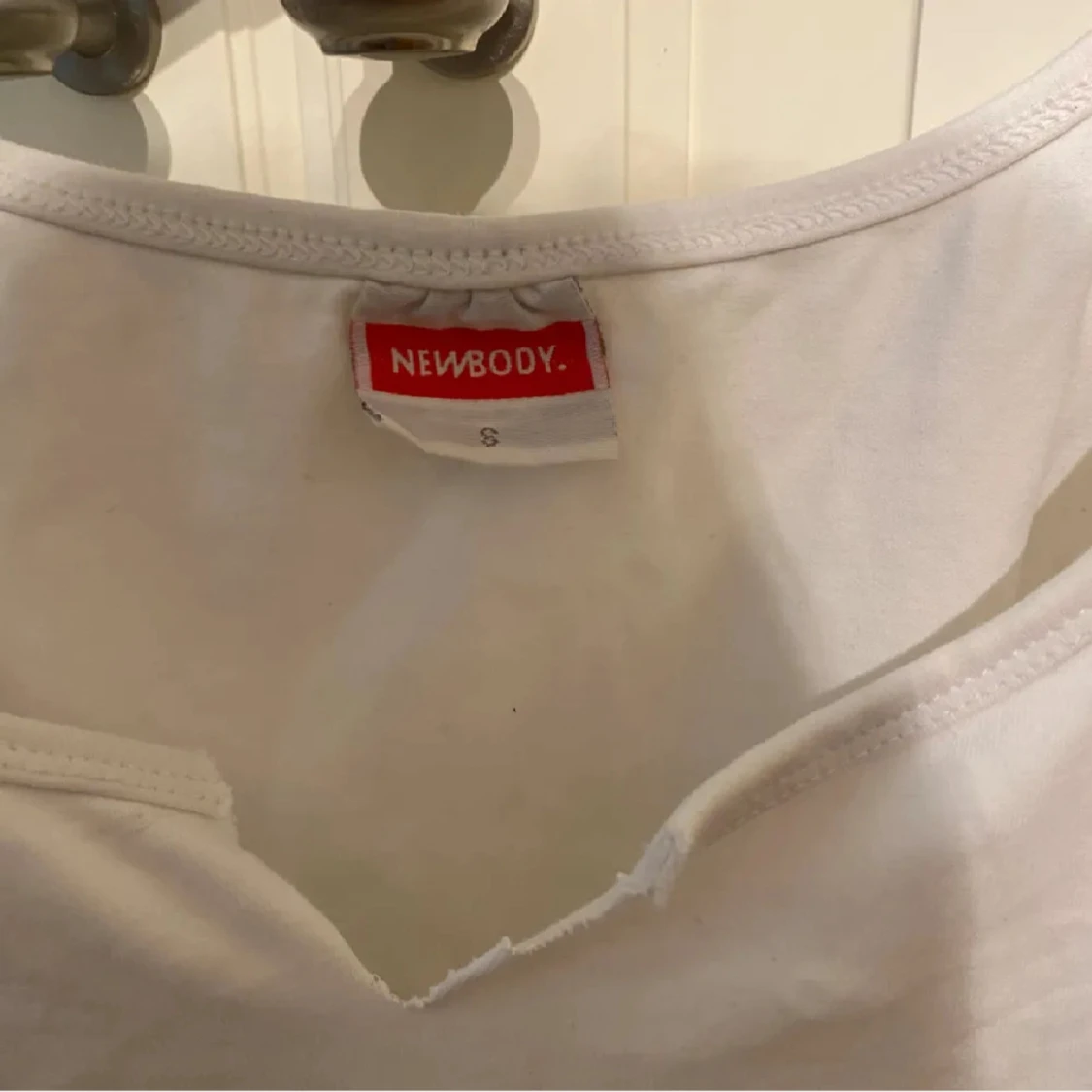 Vit croppad linnetopp från Newbody - 1