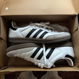 Vita adidas sambas storlek 45 1/3 - Använda ett fåtal gånger, box tillkommer