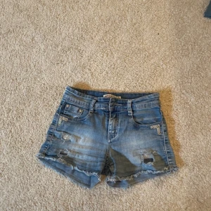 Lågmidjade jeansshorts - Passar mig som är cirka 165 och bär storlek XS!