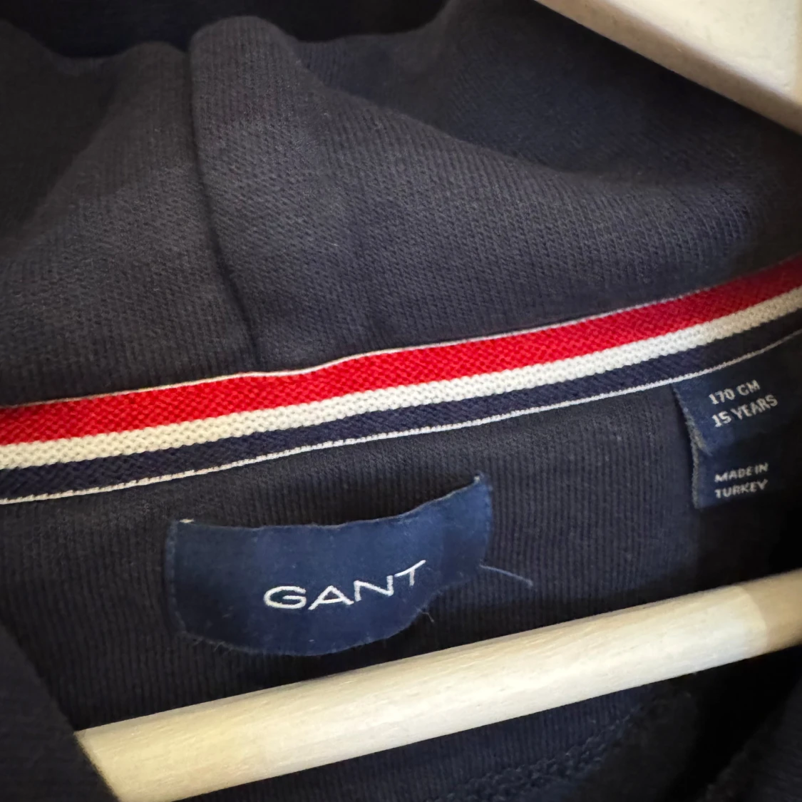 Mörkblå hoodie från GANT med broderad logga - 1