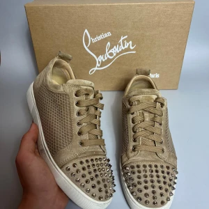 Beiga Christian Louboutin skor - Beiga loubs | Storlek 41 | Skick 8.5/10 | Vid frågor är det bara att höra av sig 🤗