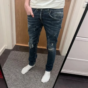 Dondup George  - Ett par riktigt feta och unika dondups.modellen runt 180cm och väger runt 60kg 