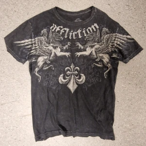 Affliction tshirt  - Affliction tröja, riktigt fet och sällsynt i Sverige. Storlek L, passar M. Pris kan diskuteras vid snabb affär, kommer inte svara på lowballs