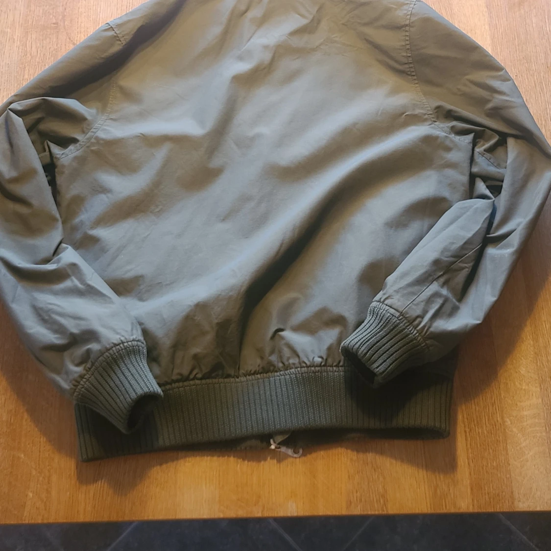 Grön bomberjacka från Lyle & Scott - 2