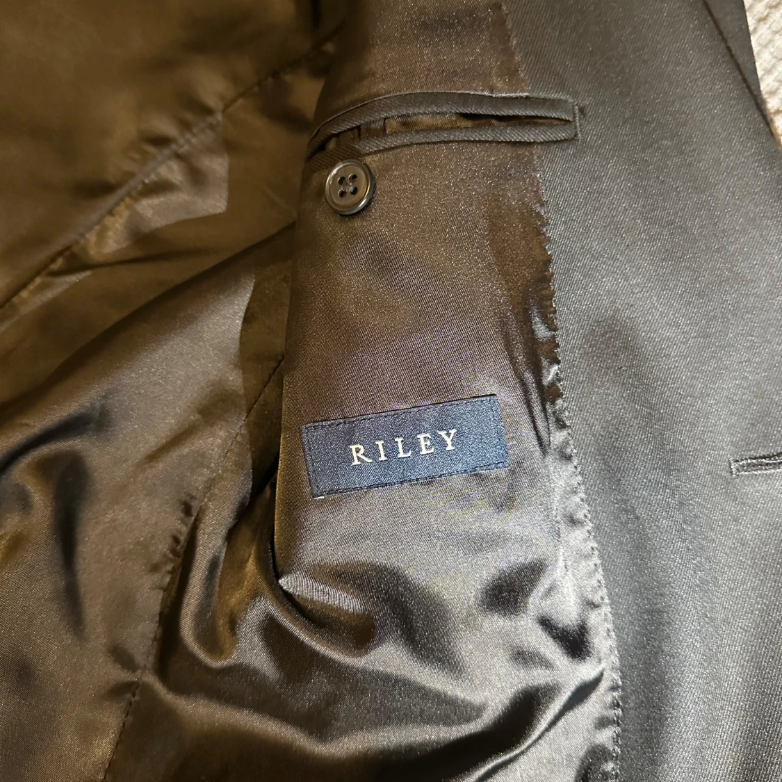 Svart kostym med vit skjorta från Riley - 4