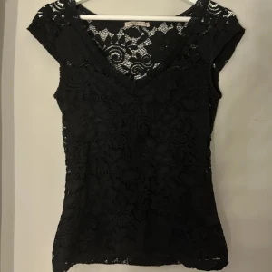 Svart spetsblus - Supersöt svart spetsblus från Anna Field, köpt på plick men säljer om för den aldrig kommer till användning. Innertyget är borttaget.