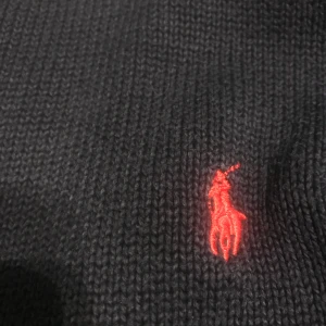 Marinblå stickad tröja från Polo Ralph Lauren - Stickad Ralph lauren zip. Använd men är i fantastiskt skick. Något blekt men inget man märker. Storlek :14-16 vilket är ungefär XS. Har ni frågor eller liknande är det bara att höra av sig😊
