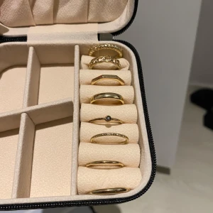 Guld ringar - 8 söta guldiga ringar 💞säljer för att jag inte använder guld☺️