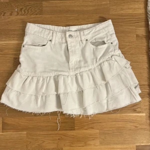 Jeanskjol med volanger❣️ - Säljer nu en jättefin jeanskjol med volanger fårn gina tricot i storlek 36!❣️ Köpt här på plick och jag har endast testat den, säljer eftersom den var för stor skriv vid funderingar❣️