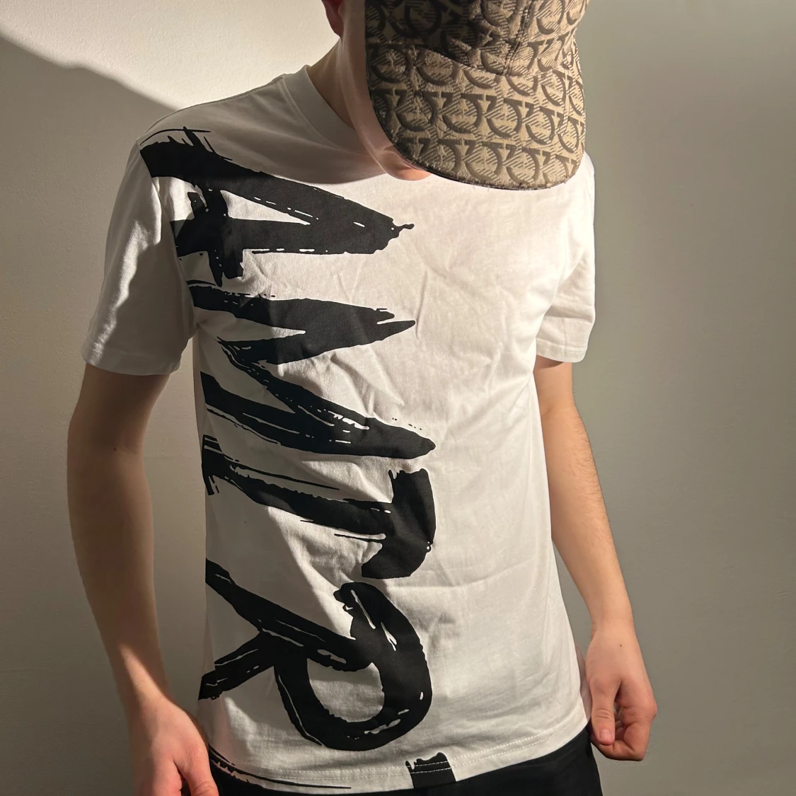 Vit t-shirt med tryck amiri 