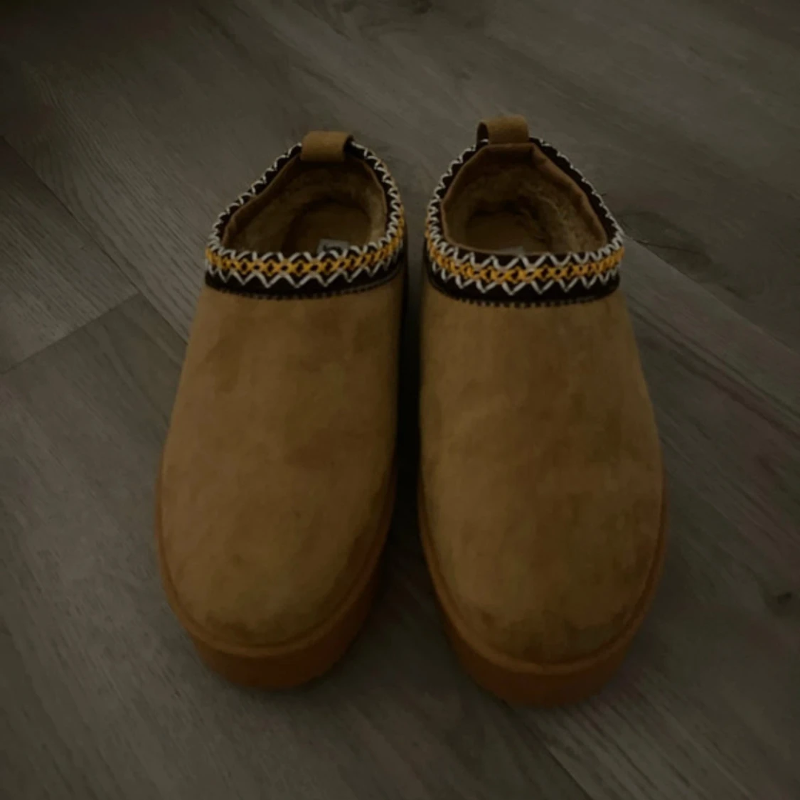 Bruna mockaskor med mönstrad kant - 1