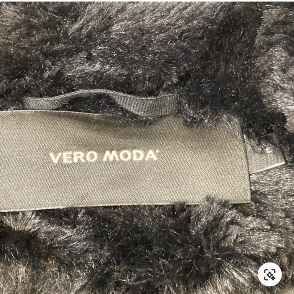 Säljer en snygg svart pälsjacka från Vero Moda. Jackan har en mjuk och fluffig yta med långa ärmar. Perfekt för att hålla sig varm och stilren under kyliga dagar. Har storlek M i jackan men passar mig som har S🖤. Takit.