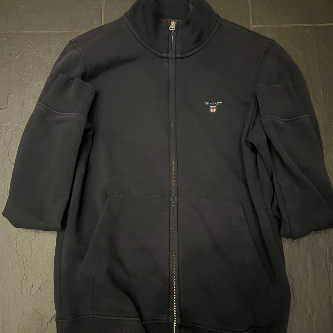 Mörkblå tröja med dragkedja från Gant - 1