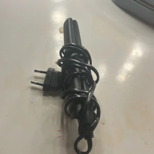 Svart plattång - Säljer en mini svart plattång med sladd. Den är liten och perfekt för att ha i väskan eller i skolan. Och pris kan diskuteras!