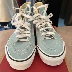 Höga vans - Ett par helt nya höga Vans skor i ljusblå färg. Storlek 37 och aldrig använda. Köpta för 1200 kr. Säljer pga kommer inte till användning