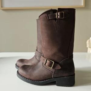 Johnny Bulls 36 - Snygga bruna boots från Johnny Bulls i skinn med robust design och spänne på sidan. Oanvända.