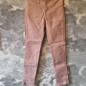 Rosa skinny jeans från &Denim - Rosa skinny jeans från &Denim med regular midja. Tillverkade i en mjuk bomullsblandning med lite stretch för extra komfort. Är i mycket bra skick. Jag hittar ingenting att anmärka på.