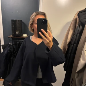 kort mörkblå vårjacka  - säljer denna så fina kappan från gina tricot! den är något tunnare! men så så fin!❣️aldrig använd! Storlek L men sitter som en S. pris går alltid att diskutera