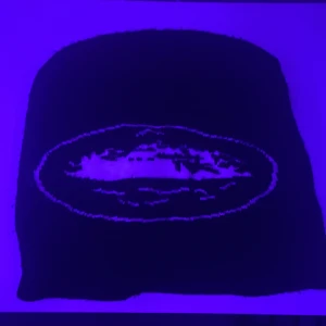 Riktigt skön äkta corteiz mössa - Snygg svart mössa med en broderad detalj framtill. Perfekt för att hålla värmen under kyliga dagar. Enkel och stilren design som passar till det mesta. Säljs pga tuffa tider för plånboken😅